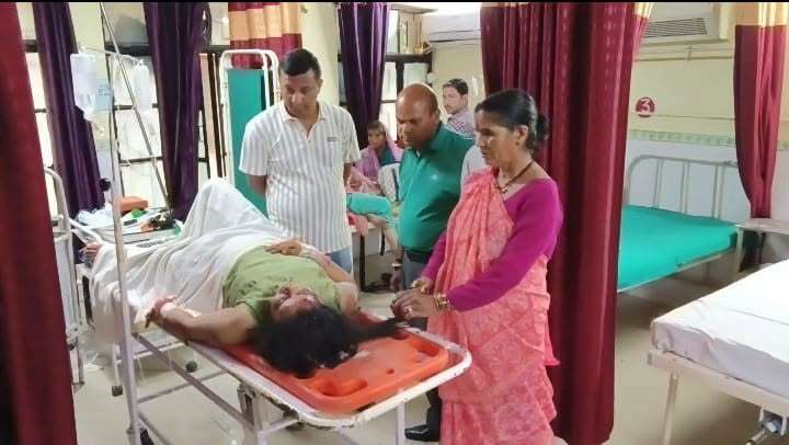 लोहाघाट : भीषण सड़क हादसे में घायल हुए बच्चों व उनकी मां को हल्द्वानी रेफर किया