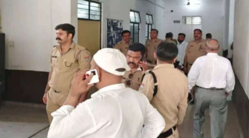 पीआरडी जवान रिश्वत लेते गिरफ्तार, रकम लेकर भागे कर्मचारी की तलाश जारी