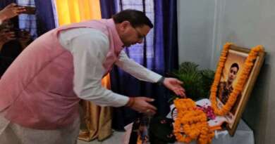 सीएम धामी ने अल्मोड़ा पहुंचकर शहीद लेफ्टिनेंट बीरेश्वर गोस्वामी को श्रद्धांजलि दी, परिवार को बंधाया ढांढस