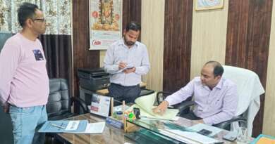 चम्पावत : UPCL कार्यालय में DM का औचक निरीक्षण, EE समेत छह कर्मचारी मिले गायब, स्पष्टीकरण तलब