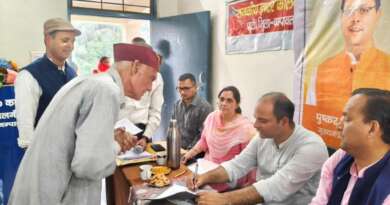 चम्पावत : सेवा पखवाड़ा के तहत दूरस्थ बिनवाल गांव पहुंचा प्रशासन, 440 ग्रामीणों को मिला सरकारी योजनाओं का लाभ