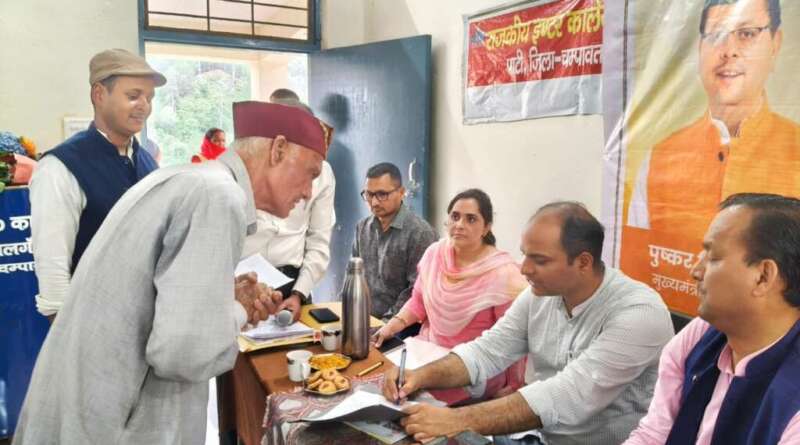 चम्पावत : सेवा पखवाड़ा के तहत दूरस्थ बिनवाल गांव पहुंचा प्रशासन, 440 ग्रामीणों को मिला सरकारी योजनाओं का लाभ