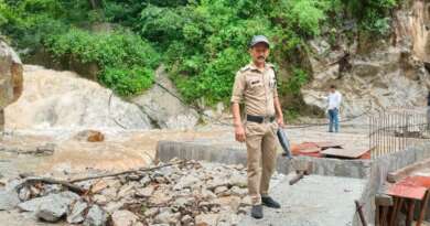 लगातार बारिश के बीच पाटी पुलिस की सतर्कता, उफनते गधेरे पर रोकी आवाजाही, सुरक्षित निकाले लोग