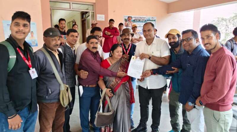 चम्पावत में पत्रकारों से कथित अभद्रता का मामला गरमाया, जिला पत्रकार संगठन ने डीएम को सौंपा ज्ञापन