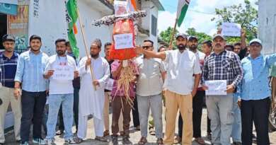 टनकपुर में कांग्रेस का प्रदर्शन, केंद्रीय शिक्षा मंत्री धर्मेंद्र प्रधान का फूंका पुतला