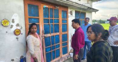 बनबसा के देवीपुरा गांव में हाथी का आतंक, तीन घर क्षतिग्रस्त; प्रशासन ने किया स्थलीय निरीक्षण