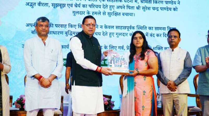चम्पावत की साहसी बेटी किरण पाण्डेय को CM धामी ने किया सम्मानित, ₹25 हजार की प्रोत्साहन राशि दी