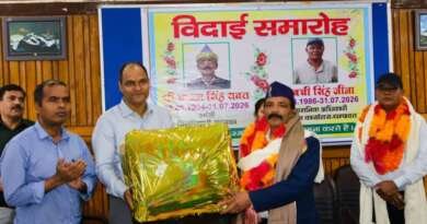 चम्पावत: अर्दली चन्दन सिंह रावत और प्रशासनिक अधिकारी बची सिंह जीना को भावभीनी विदाई