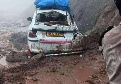 पहाड़ी से कार पर गिरा भारी बोल्डर, दिल्ली जा रहे एक ही परिवार के 6 लोग बाल-बाल बचे