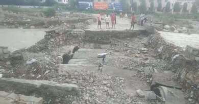 देहरादून : लगातार बारिश से नंदा की चौकी का अस्थायी पुल भी बहा, आपदा में टूटे पुराने पुल पर आवाजाही की शुरू
