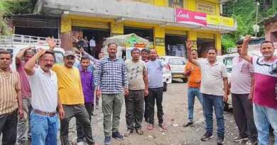 कांस्टेबल हेम महरा का तबादला रद्द करने की मांग, टैक्सी चालकों ने किया प्रदर्शन