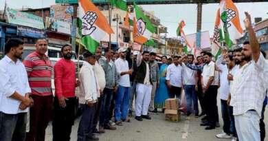 चम्पावत में कांग्रेस का प्रदर्शन, केंद्रीय शिक्षा मंत्री धर्मेंद्र प्रधान का पुतला फूंक इस्तीफे की मांग