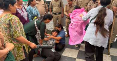 देहरादून में नर्सिंग एकता मंच का प्रदर्शन, बेरोजगारों ने किया आत्मदाह का प्रयास, महिला ने पिया जहरीला पदार्थ