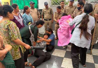 देहरादून में नर्सिंग एकता मंच का प्रदर्शन, बेरोजगारों ने किया आत्मदाह का प्रयास, महिला ने पिया जहरीला पदार्थ
