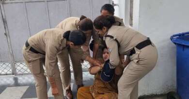 नर्सिंग भर्ती विवाद पर मंत्री सुबोध उनियाल के घर महिला कांग्रेस का प्रदर्शन, आत्महत्या के प्रयास के बाद बढ़ा सियासी बवाल