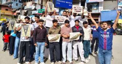 लोहाघाट में छात्रों का प्रदर्शन, NEET पेपर लीक और कथित लाठीचार्ज के विरोध में निकाली आक्रोश रैली