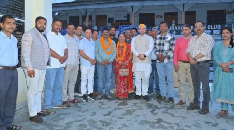 चम्पावत : वरिष्ठ प्रशासनिक अधिकारी विजय उप्रेती को भावभीनी विदाई, जिला पंचायत सभागार में सम्मान समारोह आयोजित