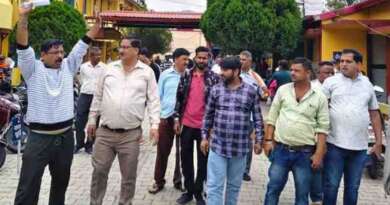 लोहाघाट अस्पताल से डॉक्टरों के तबादले पर उबाल, स्वास्थ्य मंत्री का पुतला फूंका, तालाबंदी की चेतावनी