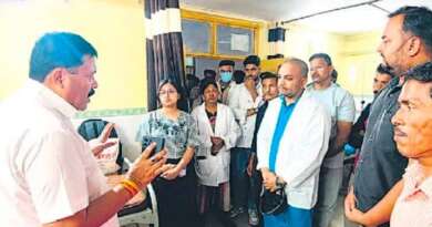 फोन पर विधायक को बताया “थाने से बोल रहा हूं”, अस्पताल पहुंचे खुशाल सिंह अधिकारी, नर्सिंग स्टाफ को लगाई फटकार