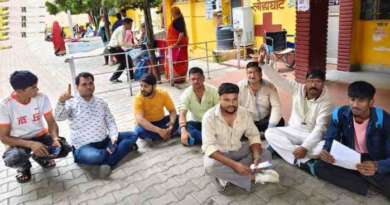 लोहाघाट अस्पताल में डॉक्टरों के तबादले से भड़का जनाक्रोश, स्वास्थ्य सेवाएं बचाने को अनिश्चितकालीन आंदोलन शुरू