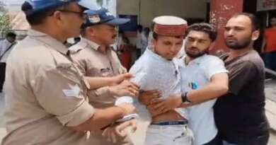 पोस्टर हटाने पर भड़के छात्रसंघ अध्यक्ष, टनकपुर कॉलेज में पेट्रोल छिड़क आत्मदाह का प्रयास; पुलिस की तत्परता से टली अनहोनी