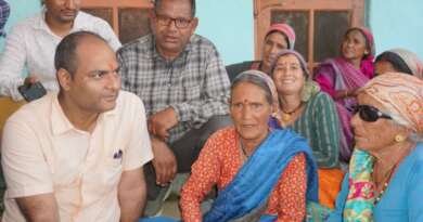 नेपाल सीमा के दूरस्थ गांव सील-बरुड़ी पहुंचे डीएम मनीष कुमार, 16 किमी पैदल चलकर सुनीं ग्रामीणों की समस्याएं