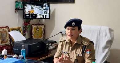 चम्पावत पुलिस ने 12 खोए मोबाइल बरामद कर लौटाई लोगों की मुस्कान, ₹1.49 लाख के फोन मालिकों को सौंपे
