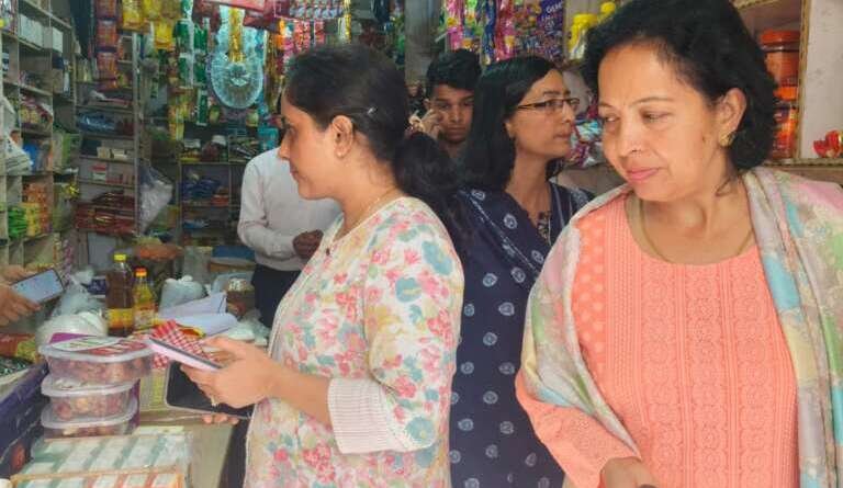 जिलाधिकारी के निर्देशों पर लोहाघाट में दुकानों एवं जनरल स्टोरों का हुआ सघन निरीक्षण