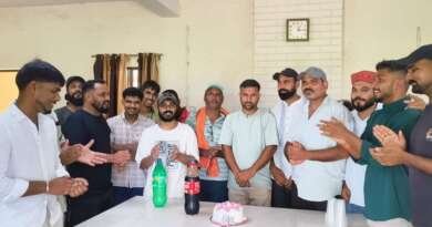 पूर्व विधायक हेमेश खर्कवाल के जन्मदिन पर कांग्रेस कार्यकर्ताओं ने मरीजों को बांटे फल, कुष्ठ परिवारों को राशन वितरित