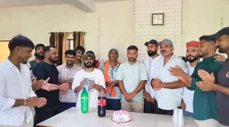 पूर्व विधायक हेमेश खर्कवाल के जन्मदिन पर कांग्रेस कार्यकर्ताओं ने मरीजों को बांटे फल, कुष्ठ परिवारों को राशन वितरित