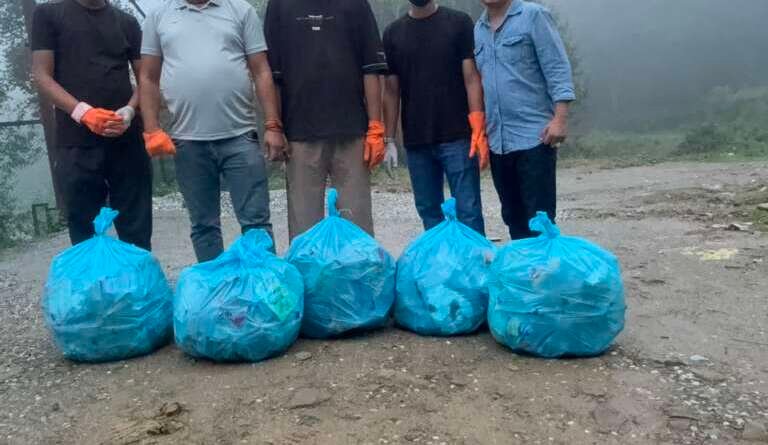 श्यामलाताल में टनकपुर के युवाओं ने चलाया स्वच्छता अभियान, पर्यटकों से की स्वच्छता बनाए रखने की अपील