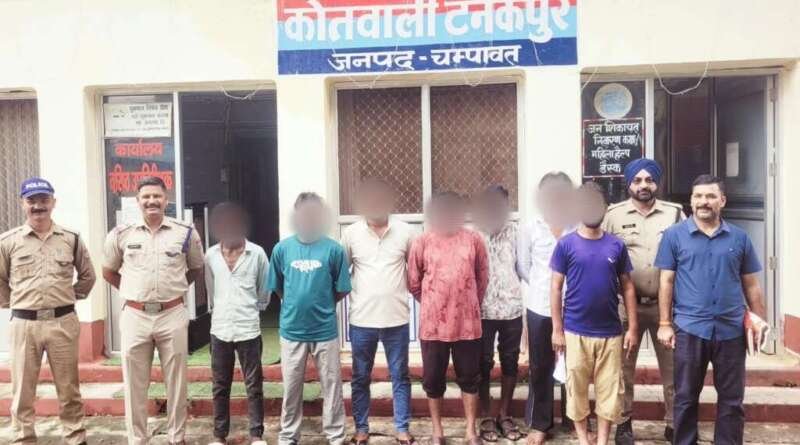 शारदा घाट रोड पर जुआ खेल रहे सात गिरफ्तार, ₹10,050 नकद और 52 ताश के पत्ते बरामद