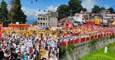 देवीधुरा में 8 मिनट तक बरसे फल-फूल, गूंजे मां वाराही के जयकारे; सीएम धामी समेत लाखों श्रद्धालुओं ने देखी ऐतिहासिक बग्वाल