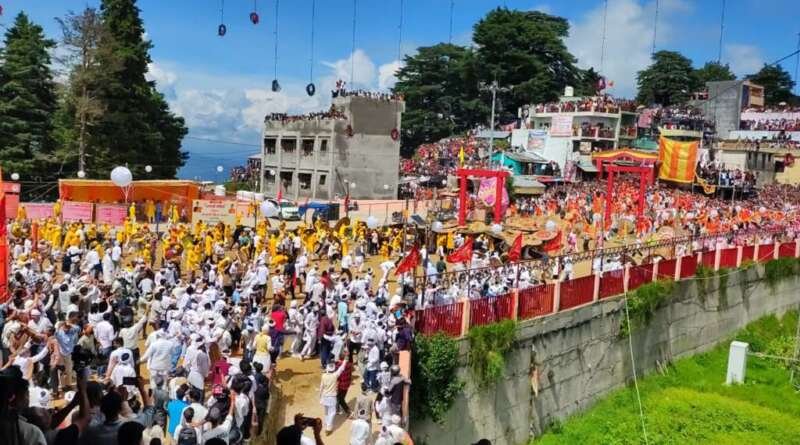 देवीधुरा में 8 मिनट तक बरसे फल-फूल, गूंजे मां वाराही के जयकारे; सीएम धामी समेत लाखों श्रद्धालुओं ने देखी ऐतिहासिक बग्वाल