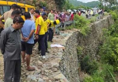 उत्तराखंड में भीषण हादसा : कार खाई में गिरी, 5 लोगों की मौत, घायल बच्चे का इलाज जारी