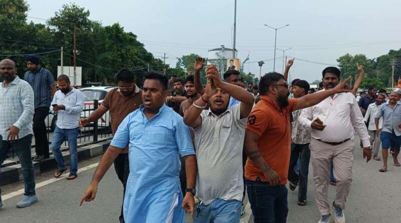 रुद्रपुर में वाल्मीकि समाज का उग्र प्रदर्शन, कोतवाली का किया घेराव; भाजपा नेता और भाई की गिरफ्तारी की मांग