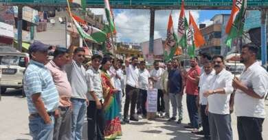 हल्द्वानी रैली में कांग्रेस कार्यकर्ताओं से कथित अभद्रता के विरोध में चम्पावत में प्रदर्शन