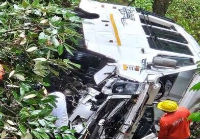 नैनीताल में पर्यटकों से भरा टेंपो ट्रैवलर खाई में गिरा, 3 की मौत; 19 घायल