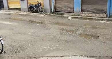 टनकपुर में बदहाल सड़क और जलभराव से लोग परेशान, डीएम के निर्देश के बाद भी नहीं सुधरे हालात