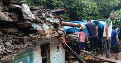 उत्तराखंड में मलबा आने से ढहा मकान: जिंदा दफन हो गए दो साल के बच्चे समेत तीन लोग, मातम