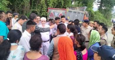 जमीन कब्जे को लेकर चम्पावत के जूप में हंगामा, महिलाओं ने पेड़ पर चढ़कर आत्मदाह की दी चेतावनी