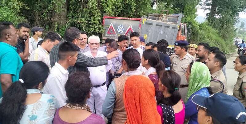 जमीन कब्जे को लेकर चम्पावत के जूप में हंगामा, महिलाओं ने पेड़ पर चढ़कर आत्मदाह की दी चेतावनी