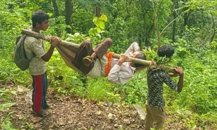 चम्पावत : बकोड़ा में सड़क का इंतजार खत्म नहीं, घायल किसान को कंधों पर पहुंचाया मोटर मार्ग तक