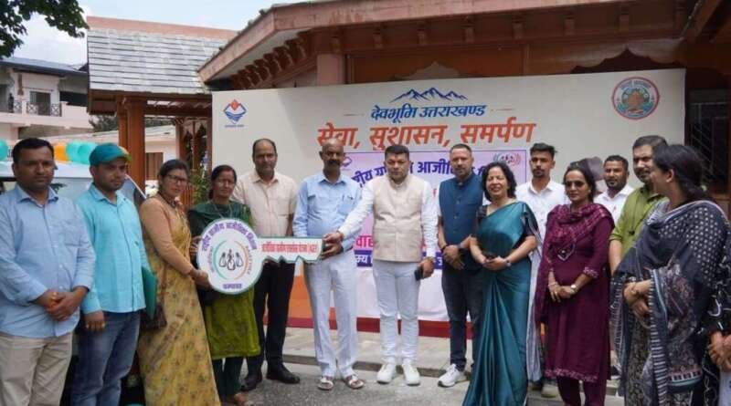 चम्पावत में महिलाओं को मिली स्वरोजगार की नई राह, AGEY योजना के तहत सौंपे वाहन