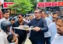 चीनी की महंगाई के विरोध में कांग्रेस का अनोखा प्रदर्शन, राहगीरों को पिलाई फीकी चाय