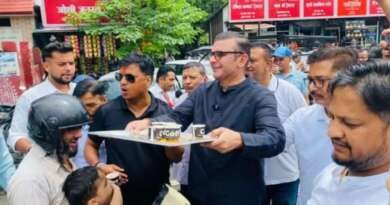 चीनी की महंगाई के विरोध में कांग्रेस का अनोखा प्रदर्शन, राहगीरों को पिलाई फीकी चाय