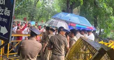 रुद्रपुर में SIR बैठक के विवाद ने पकड़ा तूल, पूर्व विधायक ठुकराल पर मुकदमा, बेहड़ एसएसपी कार्यालय पर धरने पर बैठे