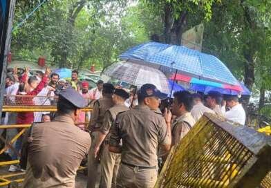 रुद्रपुर में SIR बैठक के विवाद ने पकड़ा तूल, पूर्व विधायक ठुकराल पर मुकदमा, बेहड़ एसएसपी कार्यालय पर धरने पर बैठे