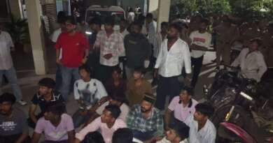 चेकिंग के दौरान ABVP कार्यकर्ता से मारपीट का आरोप, देर रात तक थाने में हंगामा; दो पुलिसकर्मी लाइन हाजिर