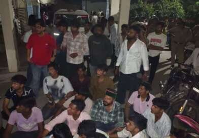 चेकिंग के दौरान ABVP कार्यकर्ता से मारपीट का आरोप, देर रात तक थाने में हंगामा; दो पुलिसकर्मी लाइन हाजिर